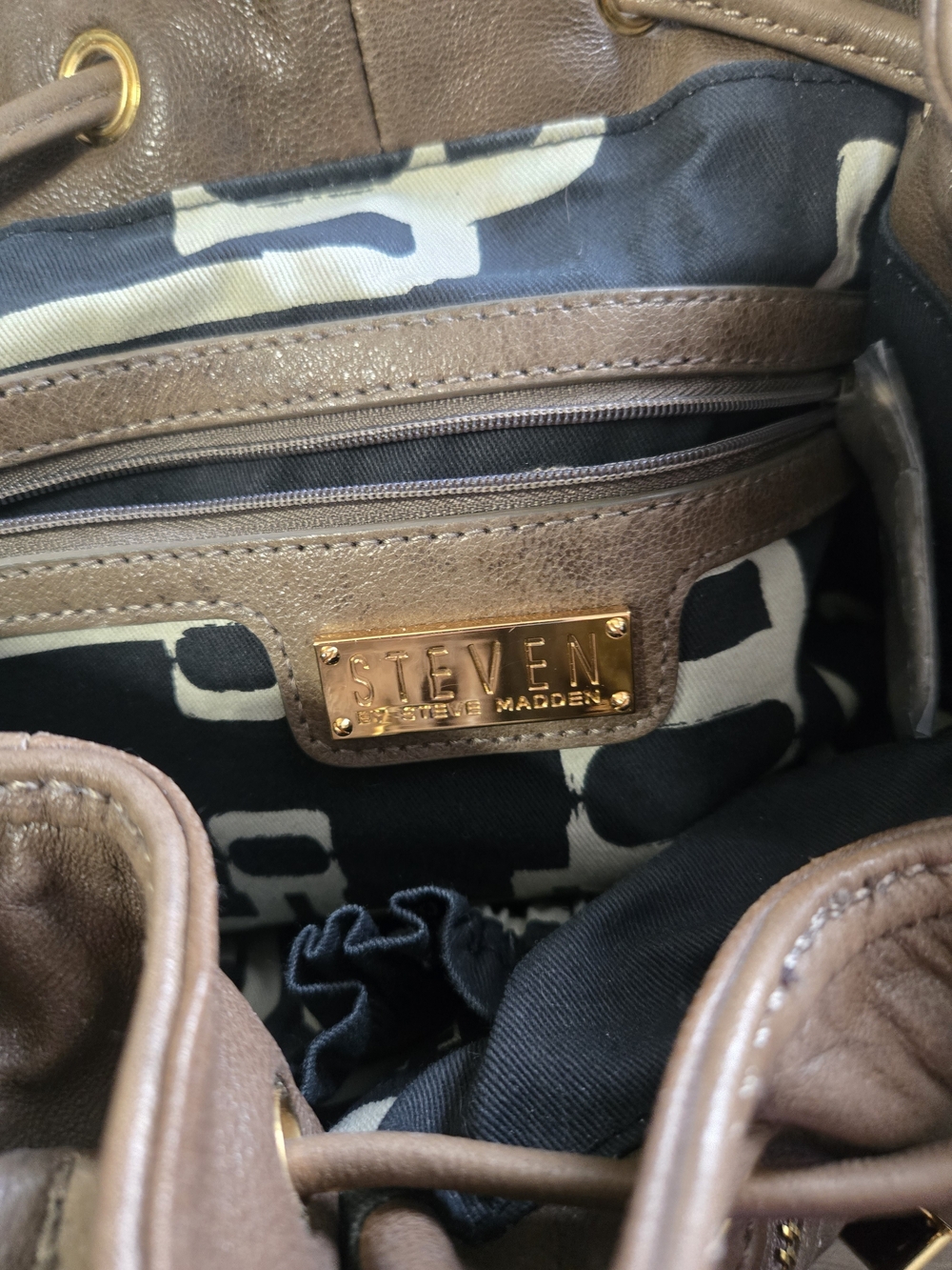 Steve Madden Taupe Brown Leather Drawstring Shoulder Bag with Gold Hardware - Picture 8 of 8